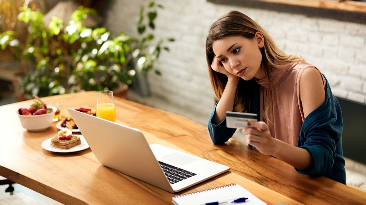 online alışveriş yapan bir kadın